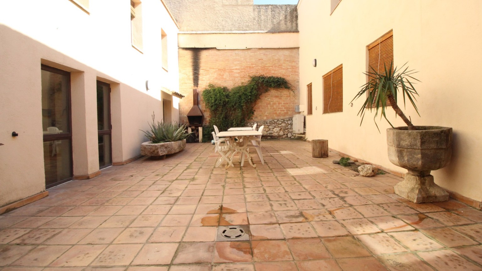 Casa rústica de piedra en venta con tres viviendas y jardin en Avinyonet de Puigventós.