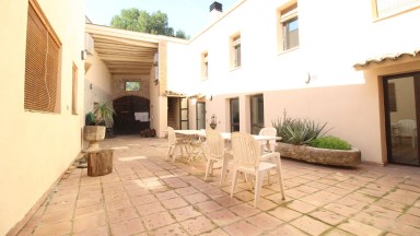 Rustic stone house for sale with three houses and garden in Avinyonet de Puigventós.