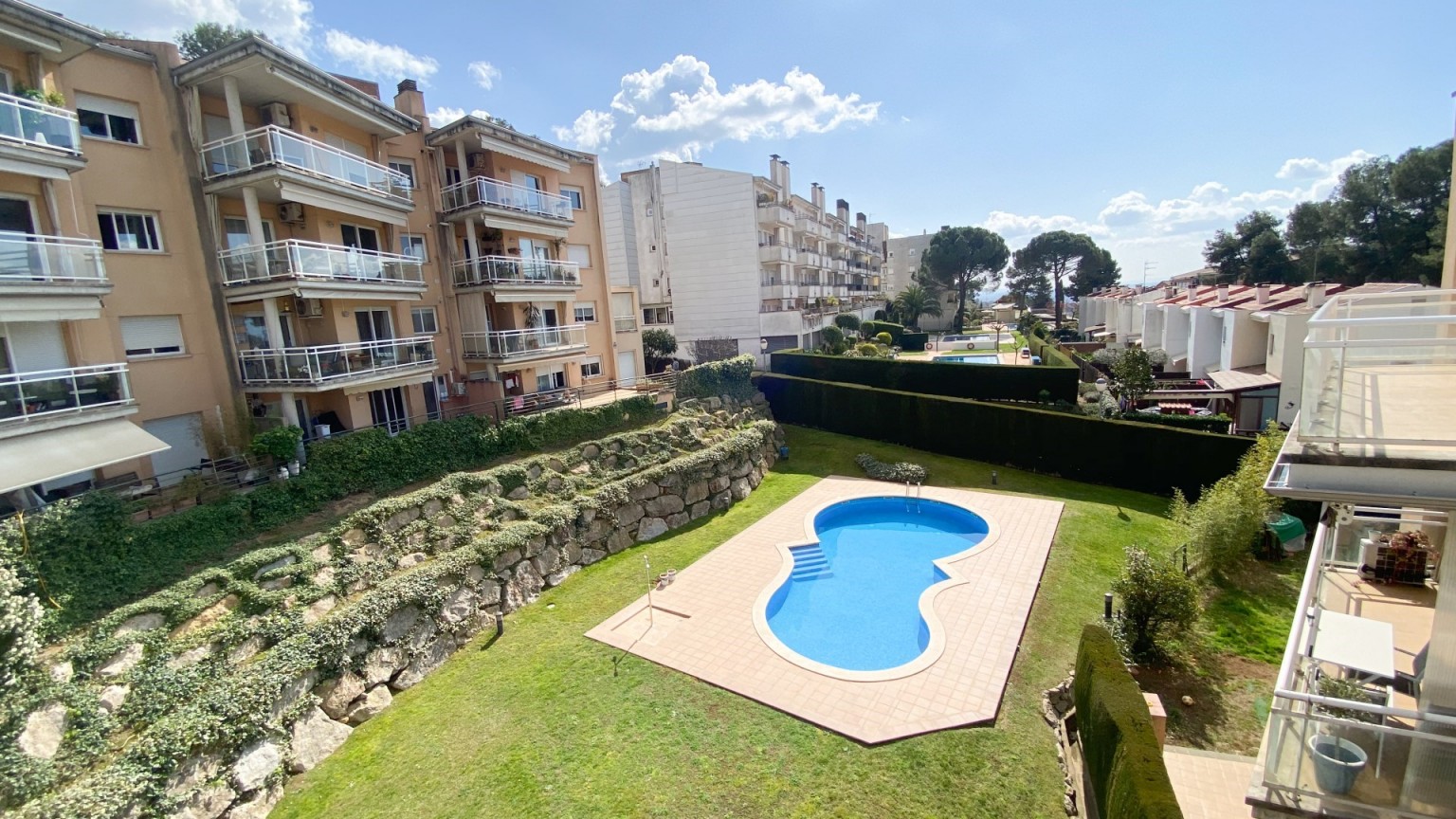 Piso planta baja con amplio jardín y zona comunitaria con piscina en la zona de Montjuïc