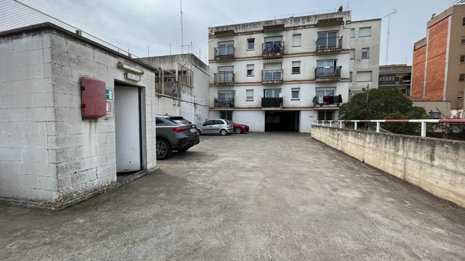 4-storey building for sale, for car parking, in the centre.