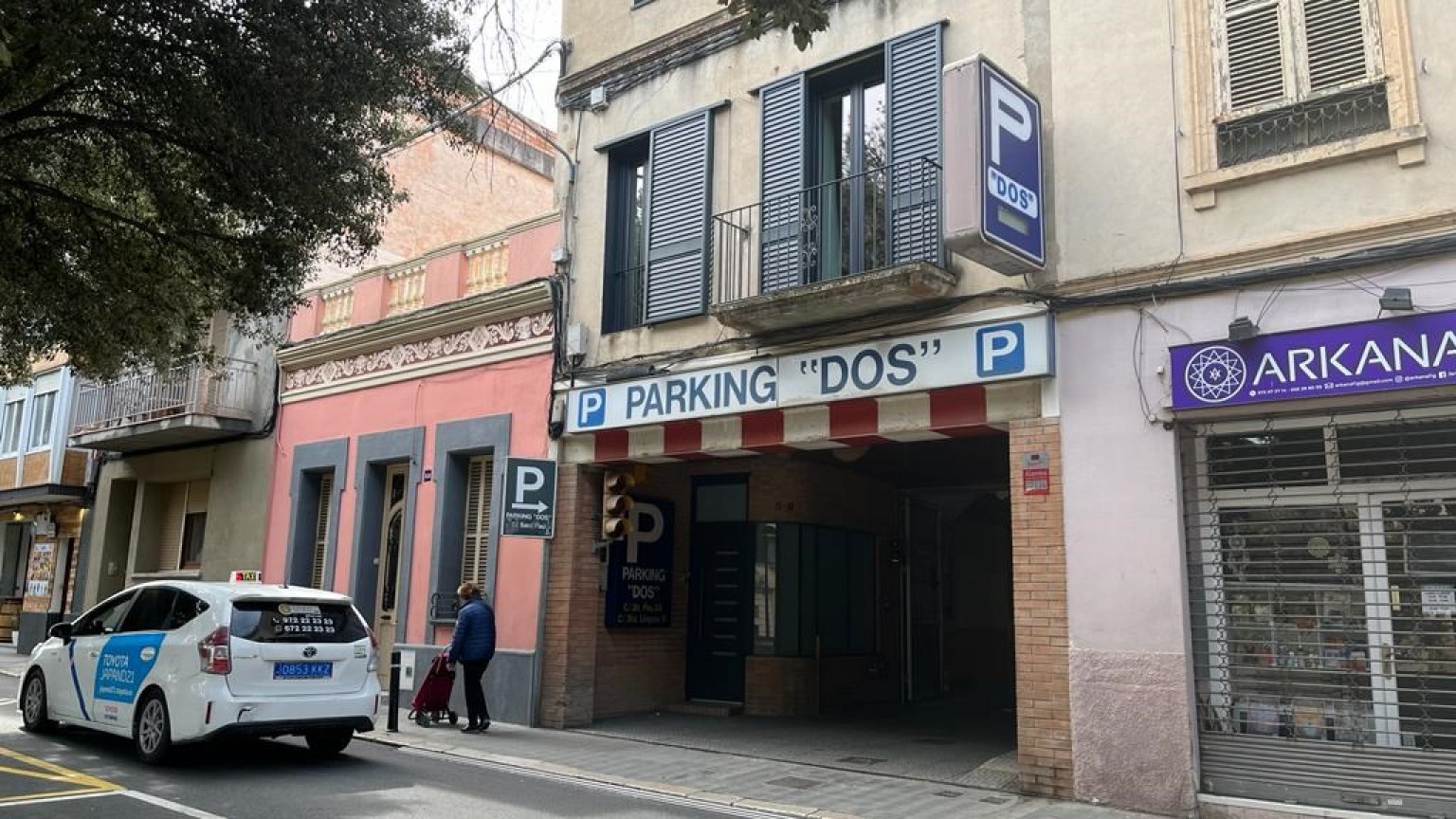 4-storey building for sale, for car parking, in the centre.