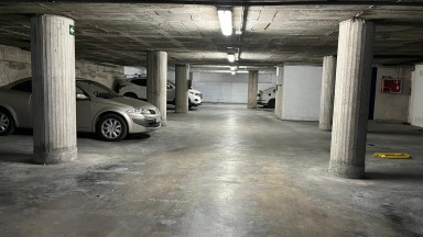 Place de parking à vendre, située au centre.