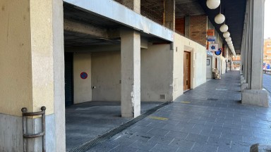 Place de parking à vendre, située au centre.