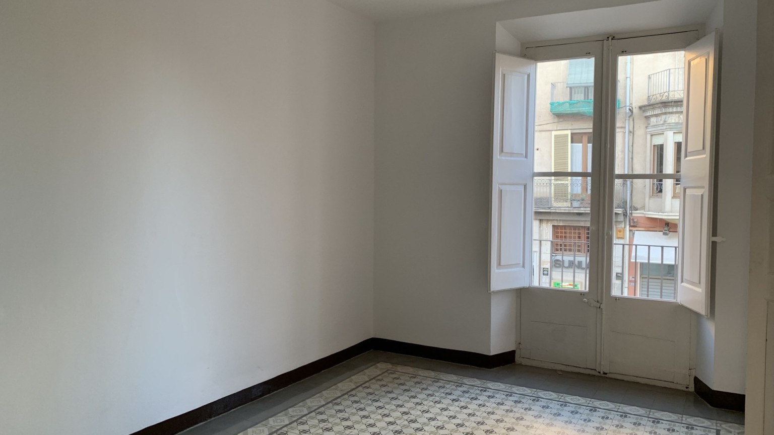 Amplio piso en venta, muy bien situado en la Rambla de Figueres