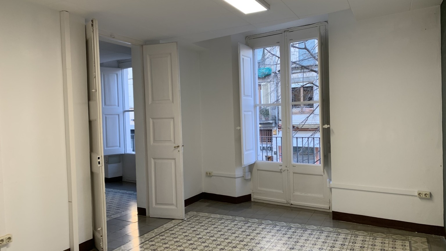 Amplio piso en venta, muy bien situado en la Rambla de Figueres