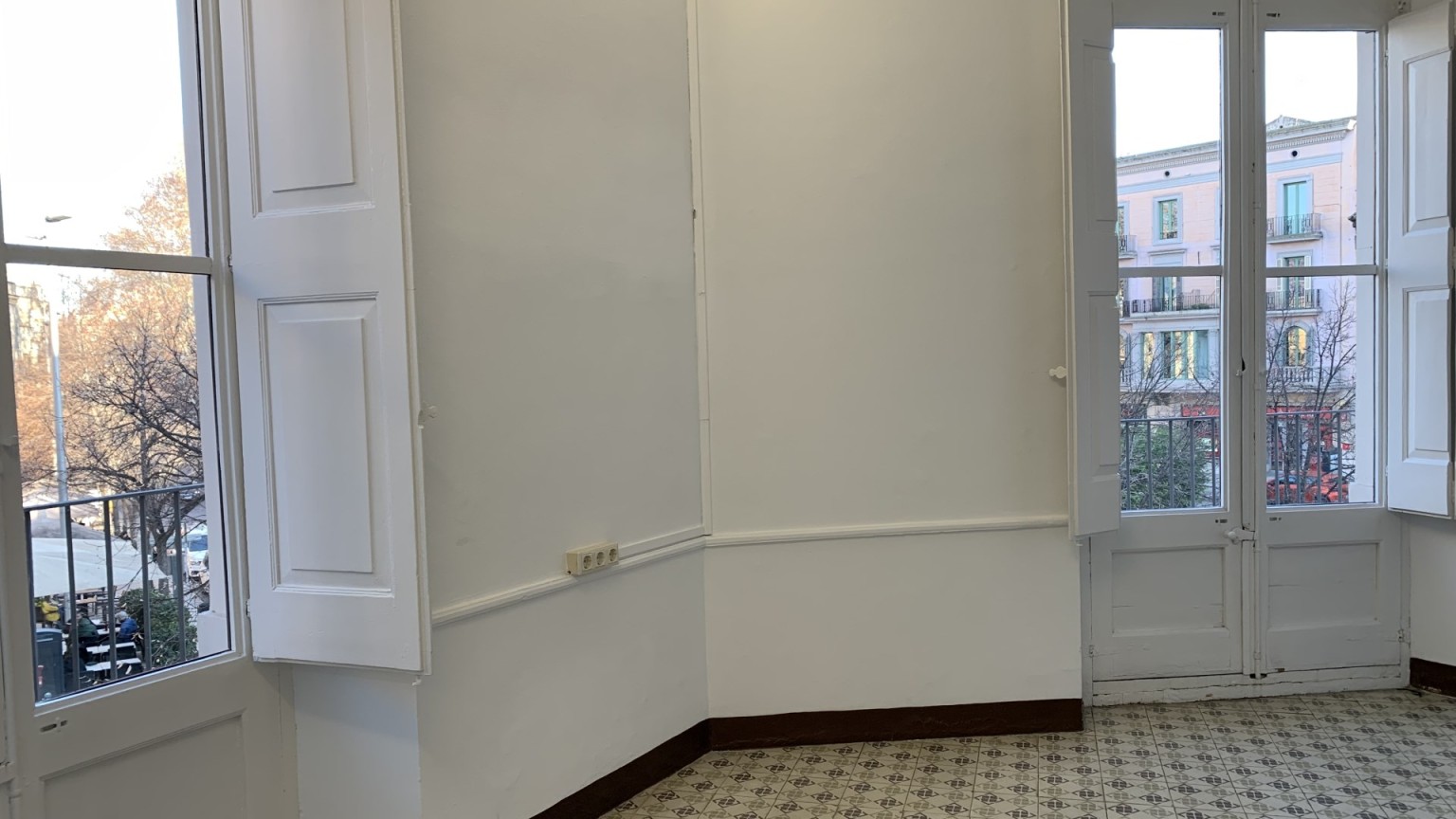 Amplio piso en venta, muy bien situado en la Rambla de Figueres