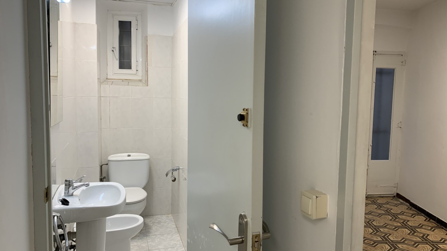 Amplio piso en venta, muy bien situado en la Rambla de Figueres