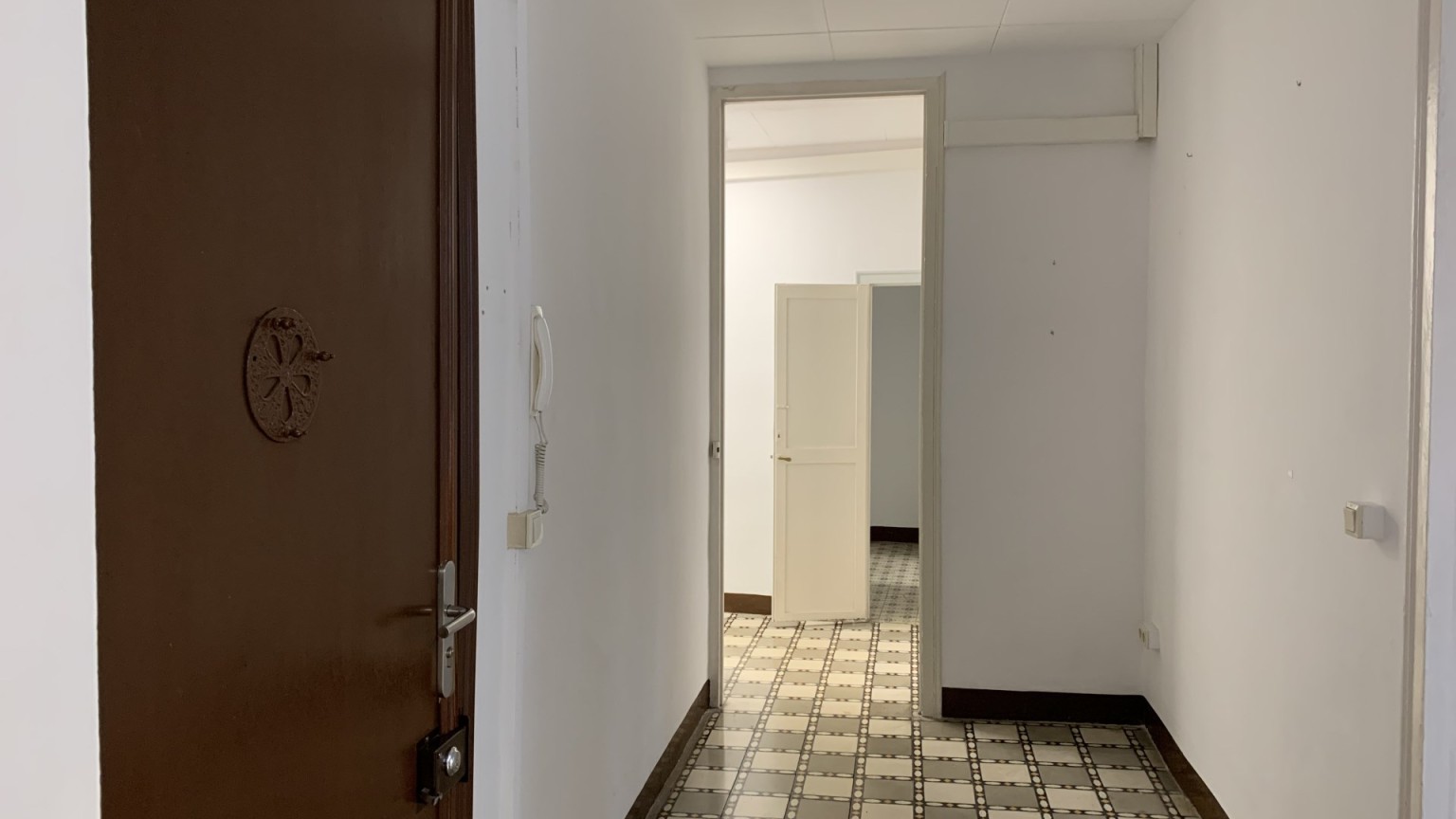 Amplio piso en venta, muy bien situado en la Rambla de Figueres