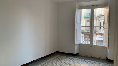Spacious apartment for sale, with 4 bedrooms, in an excellent location, on the Rambla de Figueres. 