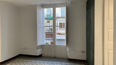 Amplio piso en venta, muy bien situado en la Rambla de Figueres