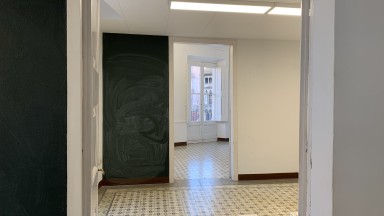 Amplio piso en venta, de 4 habitaciones, con excelente situación, en la Rambla de Figueres. 