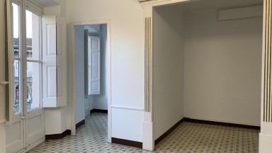 Amplio piso en venta, muy bien situado en la Rambla de Figueres