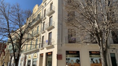 Spacieux appartement à vendre, avec 4 chambres, dans un excellent emplacement, sur la Rambla de Figueres. 