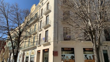 Amplio piso en venta, muy bien situado en la Rambla de Figueres