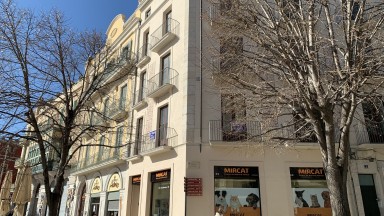 Amplio piso en venta, de 4 habitaciones, con excelente situación, en la Rambla de Figueres. 