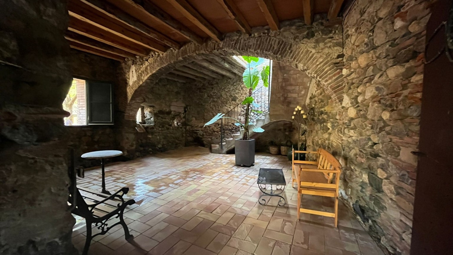 Magnificent rustic house for sale, with large terrace and garden in Mollet de Perelada.