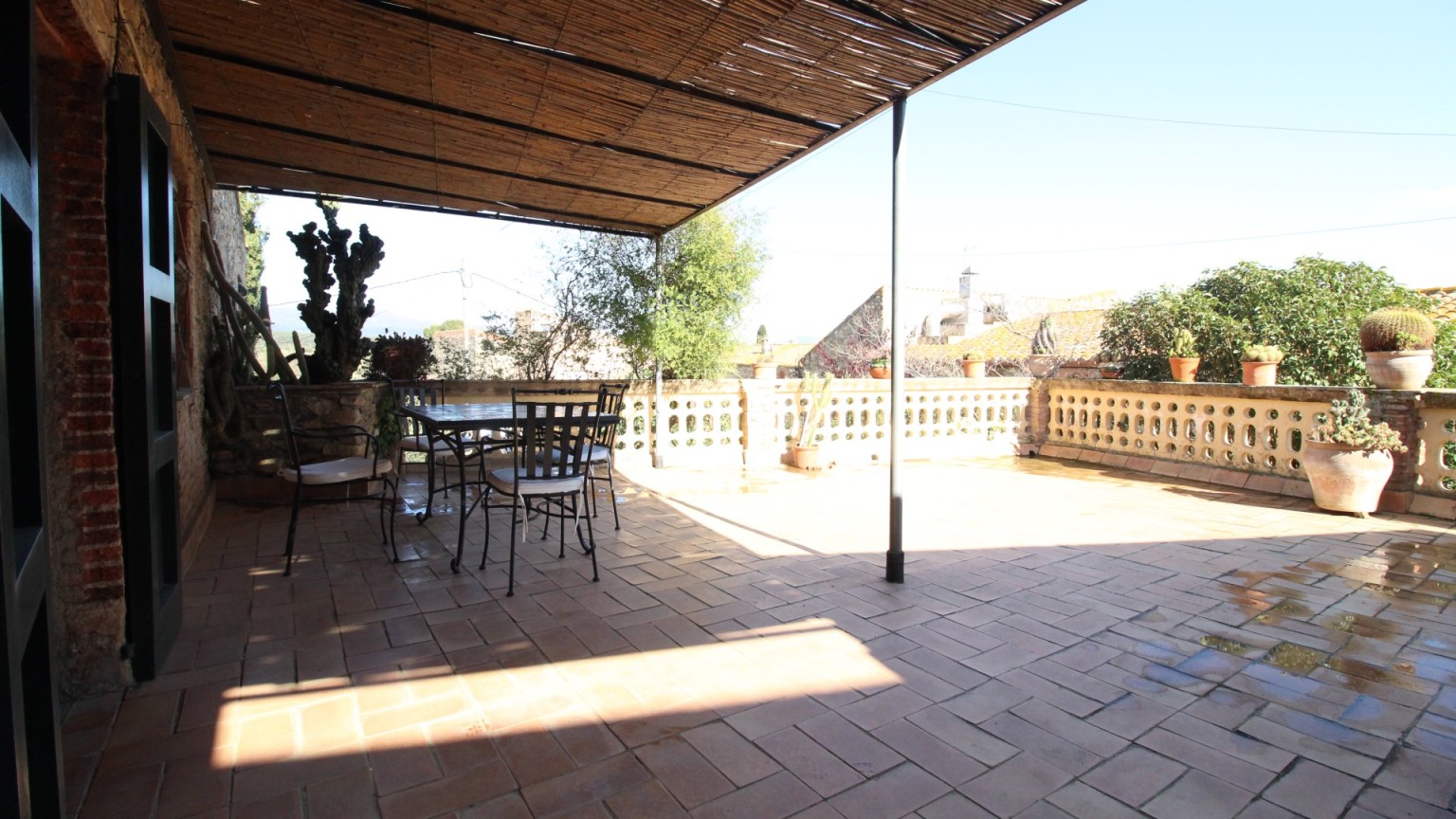 Magnífica casa rústica en venta, con gran terraza y jardin en Mollet de Perelada.