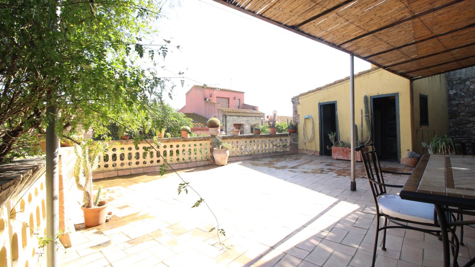 Magnifique maison rustique à vendre, avec grande terrasse et jardin à Mollet de Perelada.