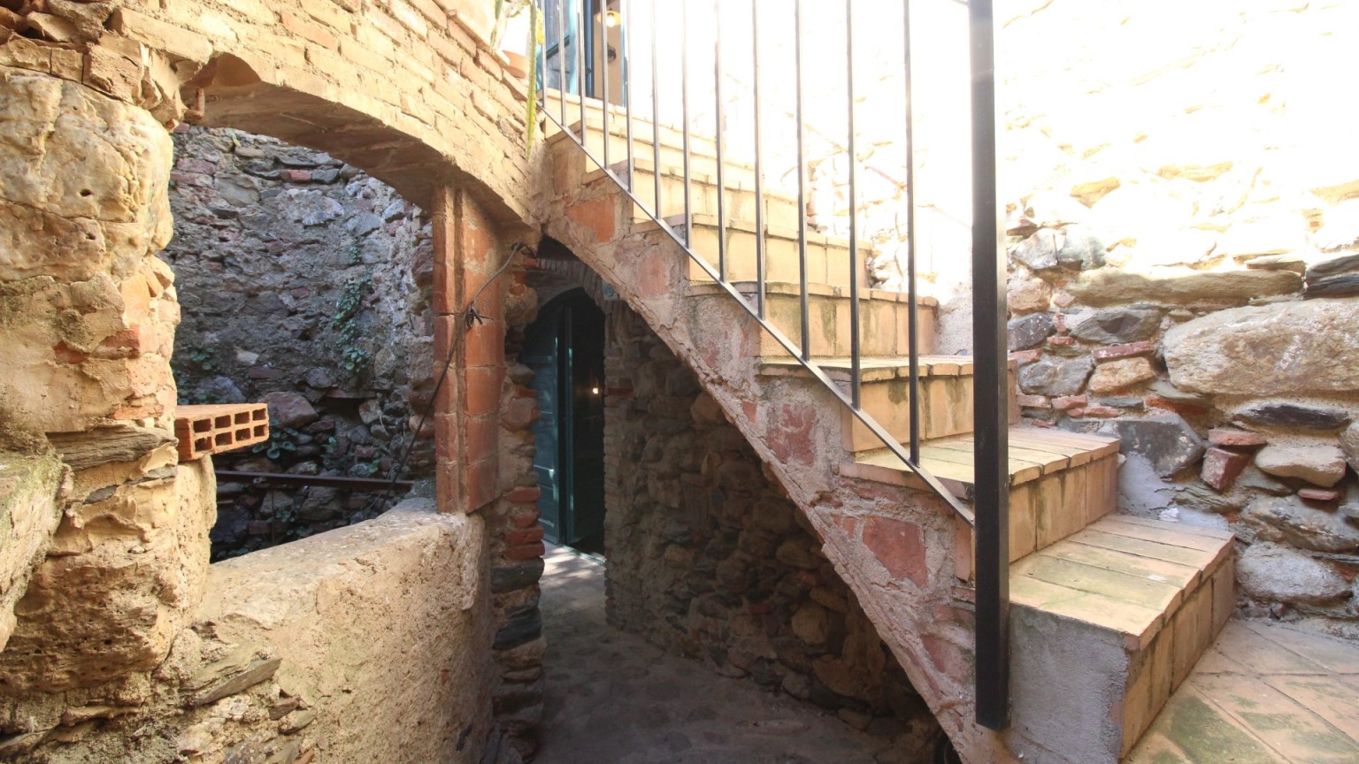 Magnifique maison rustique à vendre, avec grande terrasse et jardin à Mollet de Perelada.