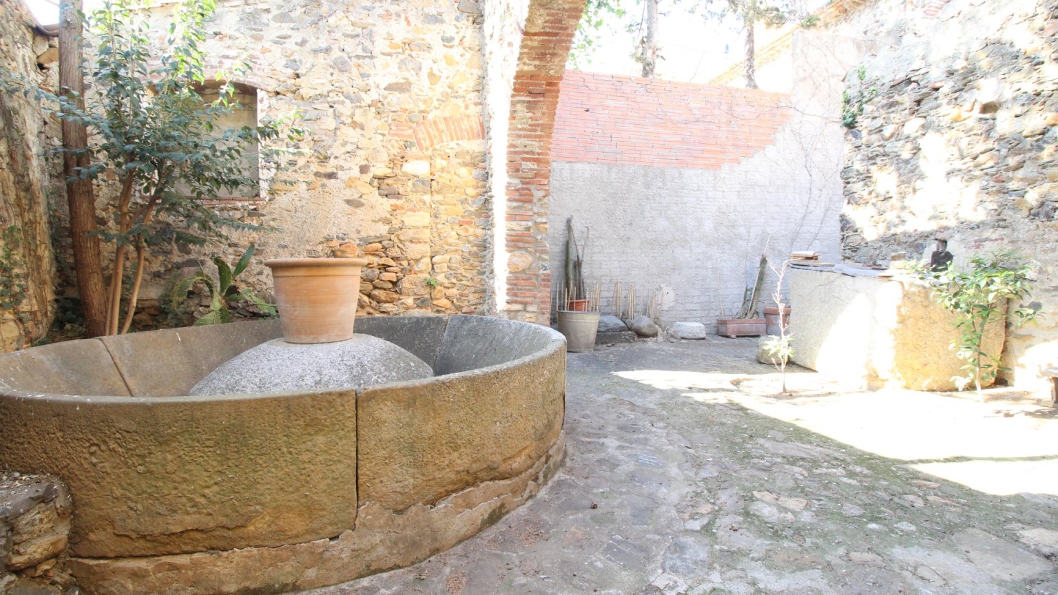 Magnifique maison rustique à vendre, avec grande terrasse et jardin à Mollet de Perelada.