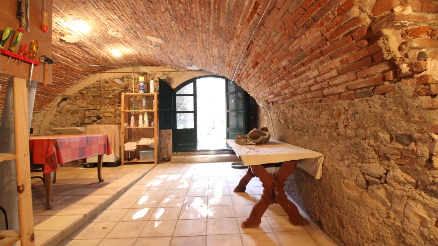 Magnificent rustic house for sale, with large terrace and garden in Mollet de Perelada.