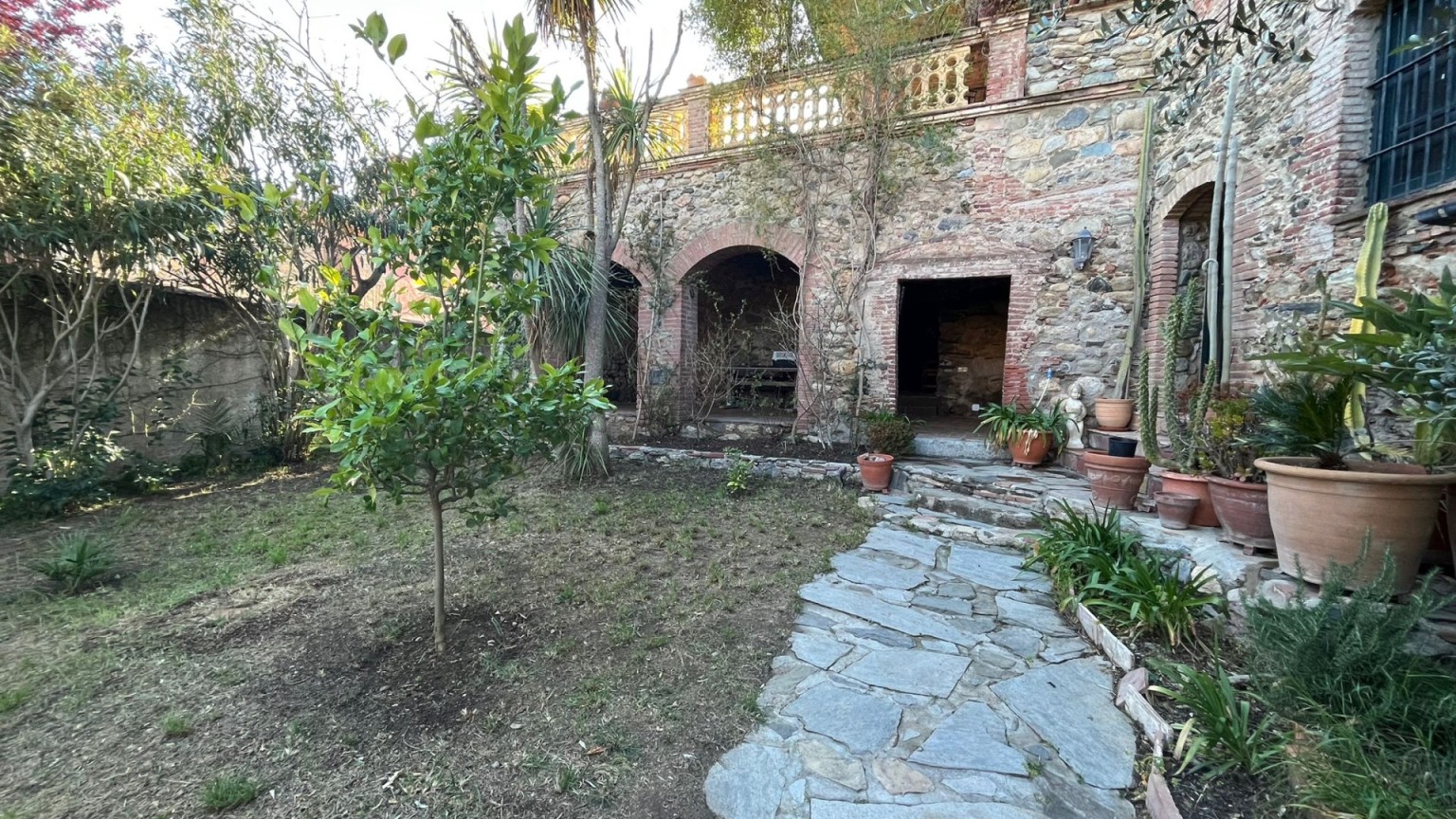 Magnificent rustic house for sale, with large terrace and garden in Mollet de Perelada.