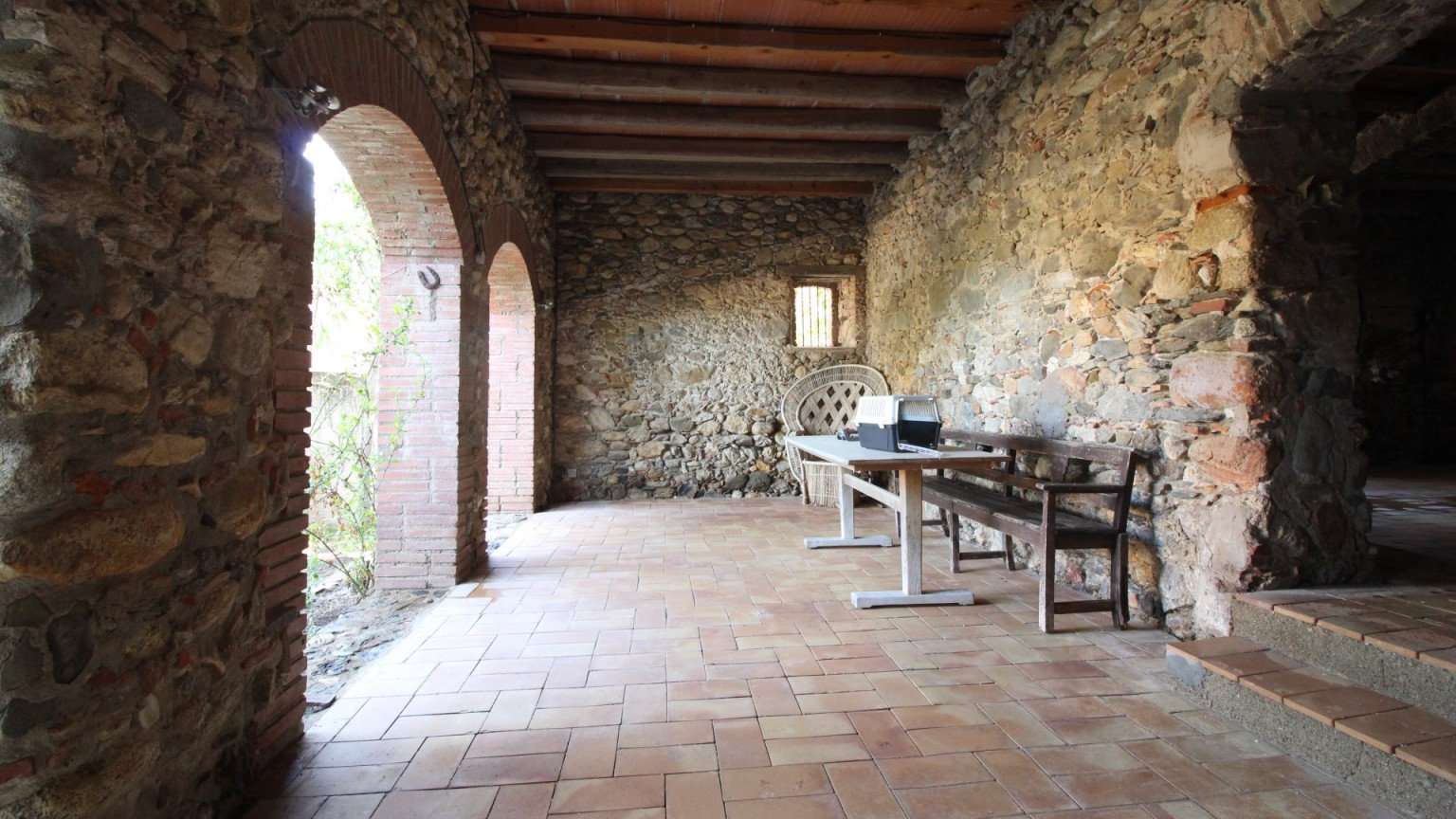 Magnífica casa rústica en venta, con gran terraza y jardin en Mollet de Perelada.