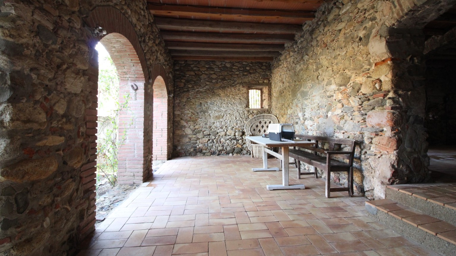 Magnifique maison rustique à vendre, avec grande terrasse et jardin à Mollet de Perelada.