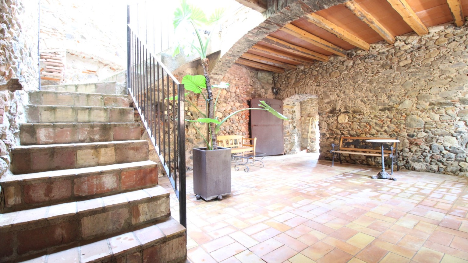 Magnifique maison rustique à vendre, avec grande terrasse et jardin à Mollet de Perelada.