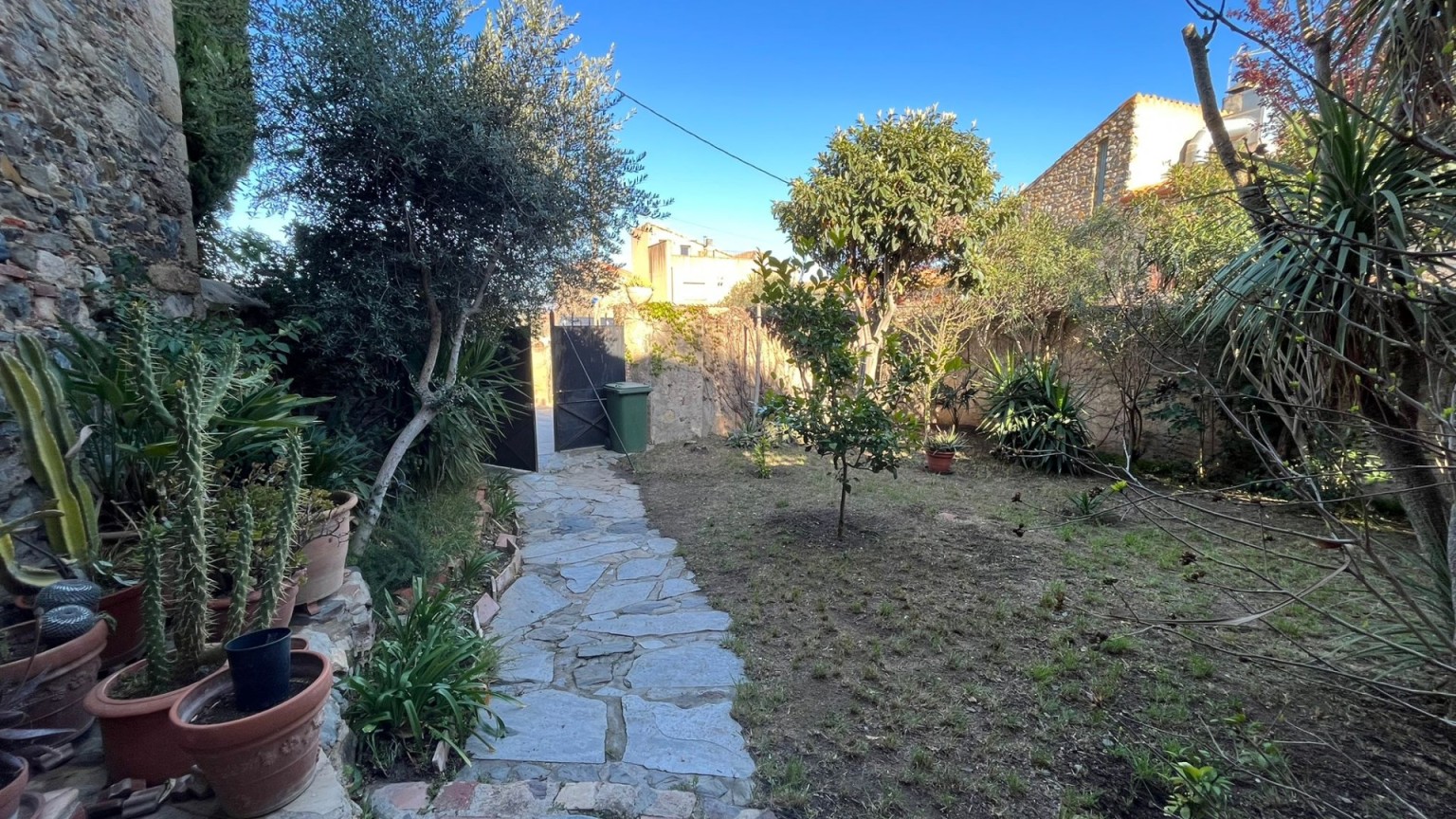 Magnifique maison rustique à vendre, avec grande terrasse et jardin à Mollet de Perelada.