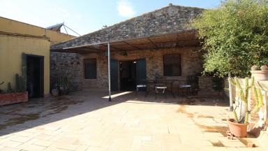 Magnífica Casa rústica en venda, amb gran terrassa i jardí a Mollet de Peralada.