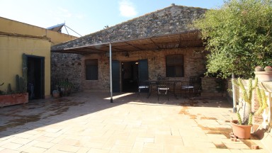 Magnifique maison rustique à vendre, avec grande terrasse et jardin à Mollet de Perelada.