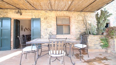 Magnifique maison rustique à vendre, avec grande terrasse et jardin à Mollet de Perelada.