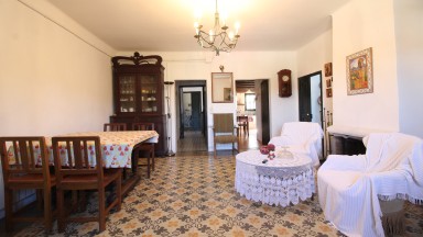 Magnificent rustic house for sale, with large terrace and garden in Mollet de Perelada.