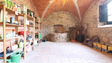 Magnificent rustic house for sale, with large terrace and garden in Mollet de Perelada.