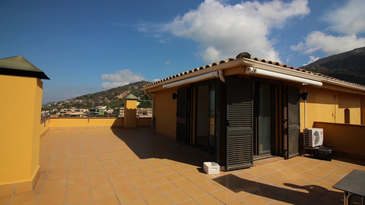 Dúplex en venda, amb dos dormitoris i terrassa amb vistes, a Palau Saverdera.