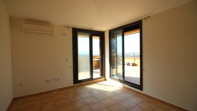 Dúplex en venta, con dos dormitorios y terraza con vistas, en Palau Saverdera.