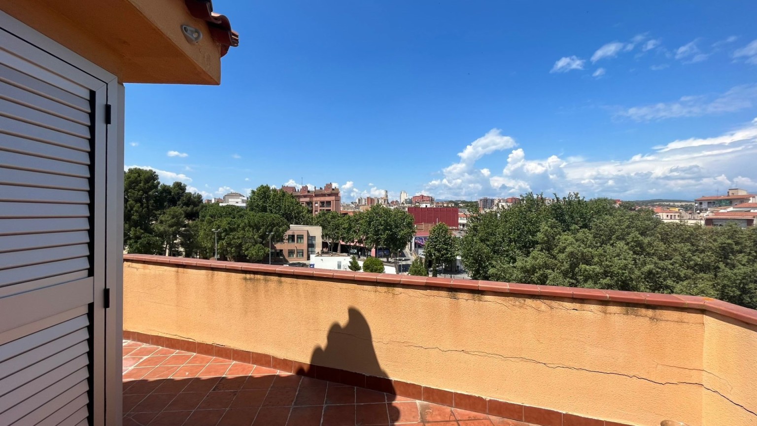 Spacieux duplex à vendre, situé au centre, moderne et fonctionnel, avec parking inclus, à Figueres