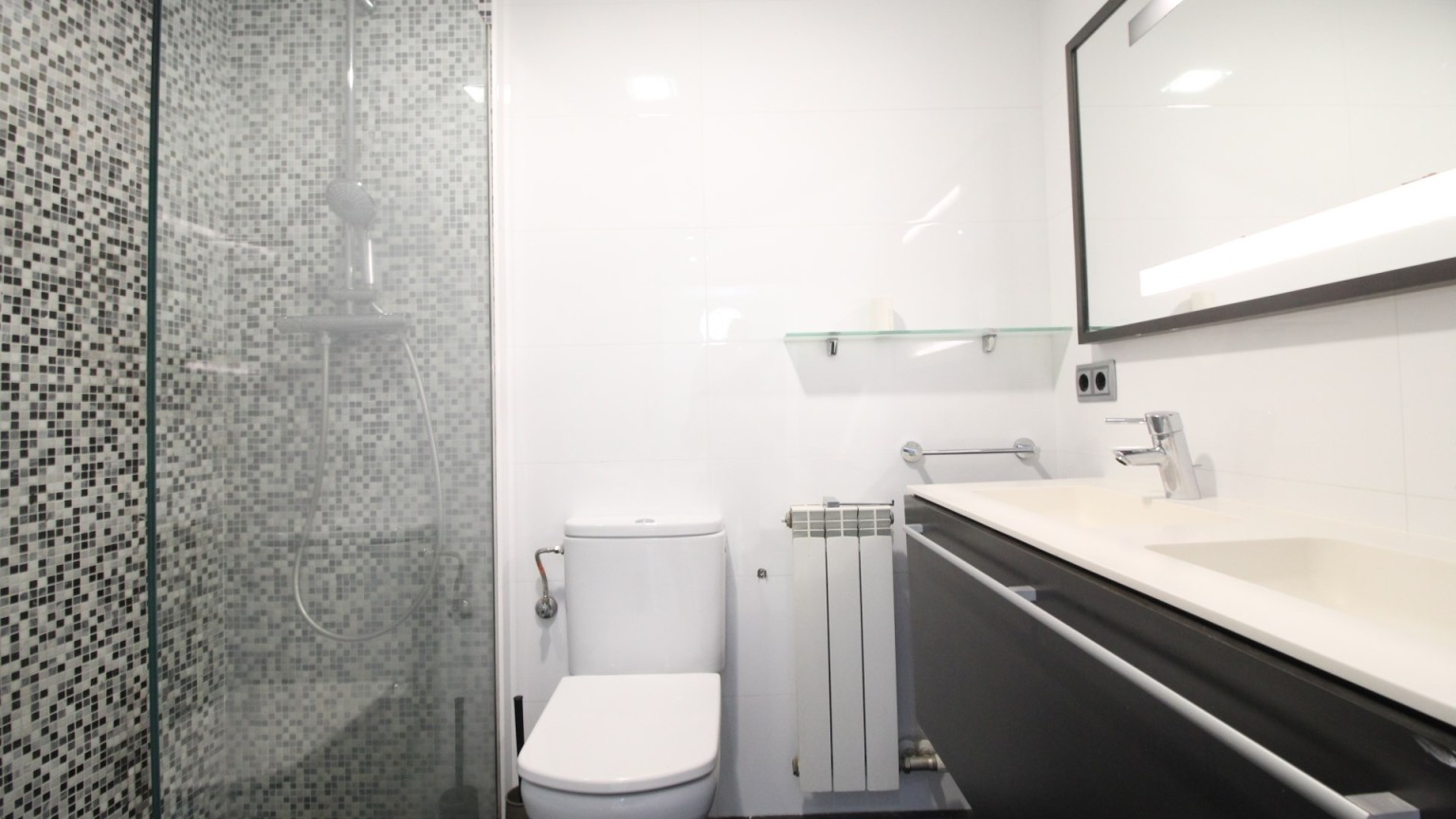 Spacieux duplex à vendre, situé au centre, moderne et fonctionnel, avec parking inclus, à Figueres