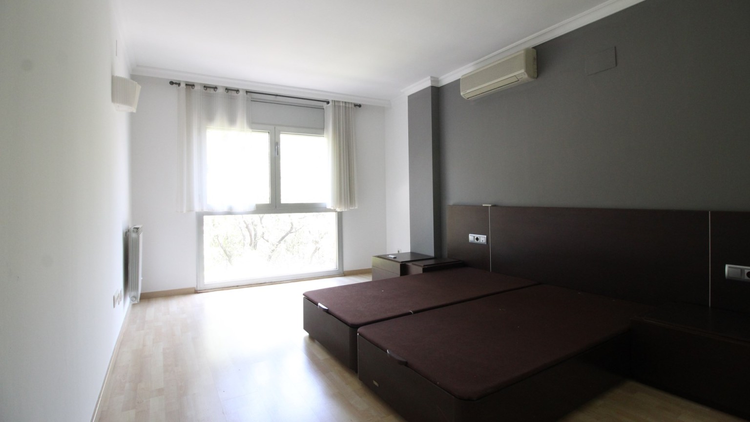 Spacieux duplex à vendre, situé au centre, moderne et fonctionnel, avec parking inclus, à Figueres