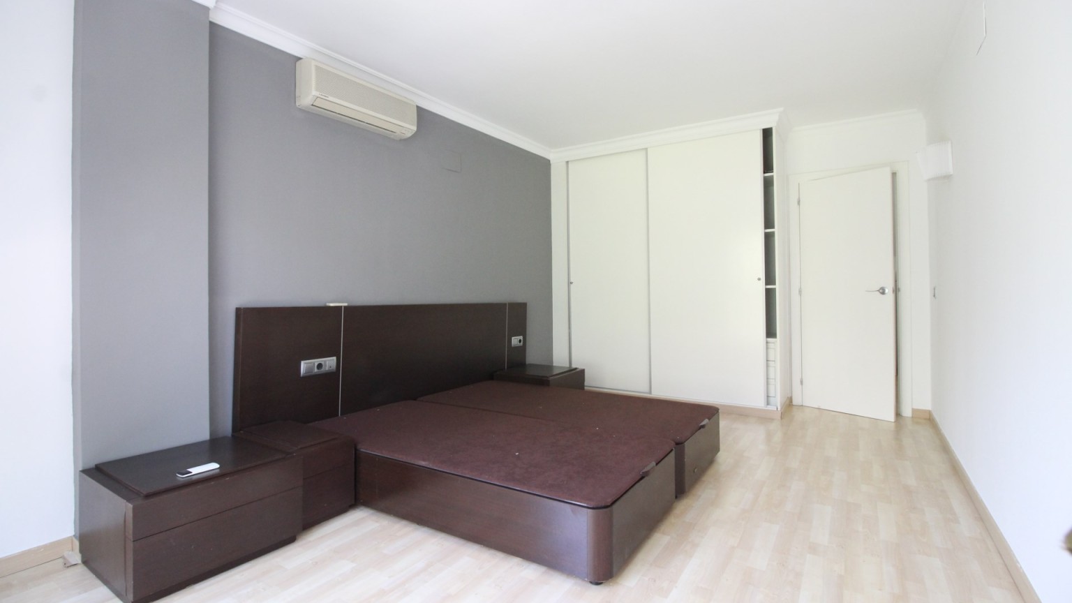 Spacieux duplex à vendre, situé au centre, moderne et fonctionnel, avec parking inclus, à Figueres