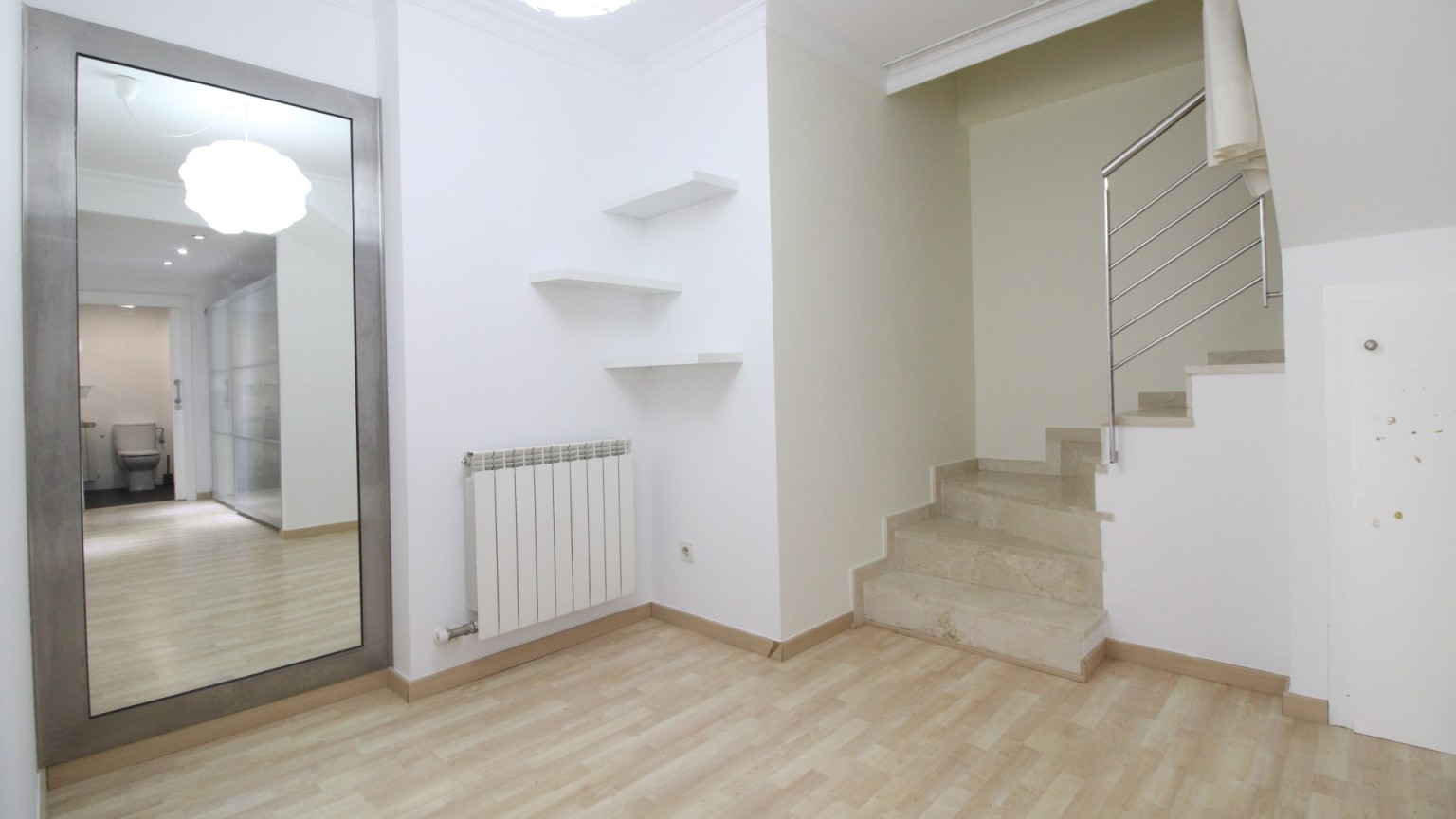 Spacious duplex for sale in the city centre, modern and functional, with parking included.