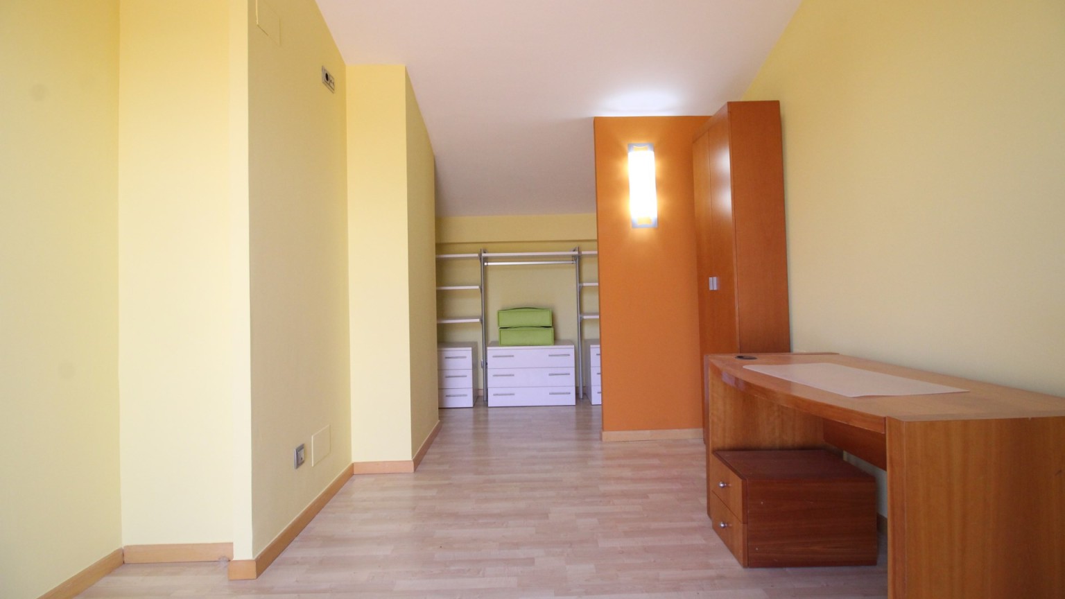 Spacieux duplex à vendre, situé au centre, moderne et fonctionnel, avec parking inclus, à Figueres