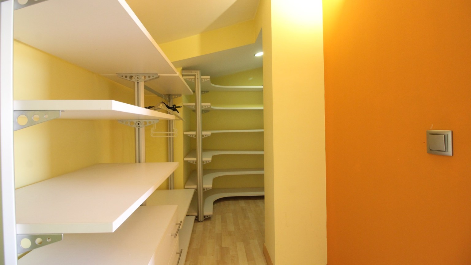 Spacieux duplex à vendre, situé au centre, moderne et fonctionnel, avec parking inclus, à Figueres