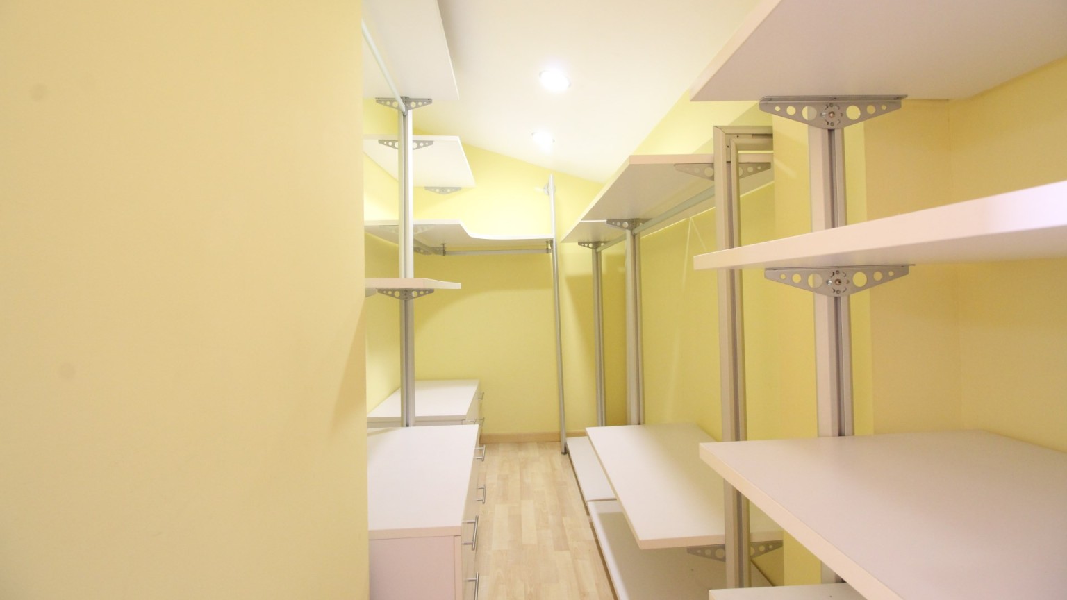 Spacieux duplex à vendre, situé au centre, moderne et fonctionnel, avec parking inclus, à Figueres