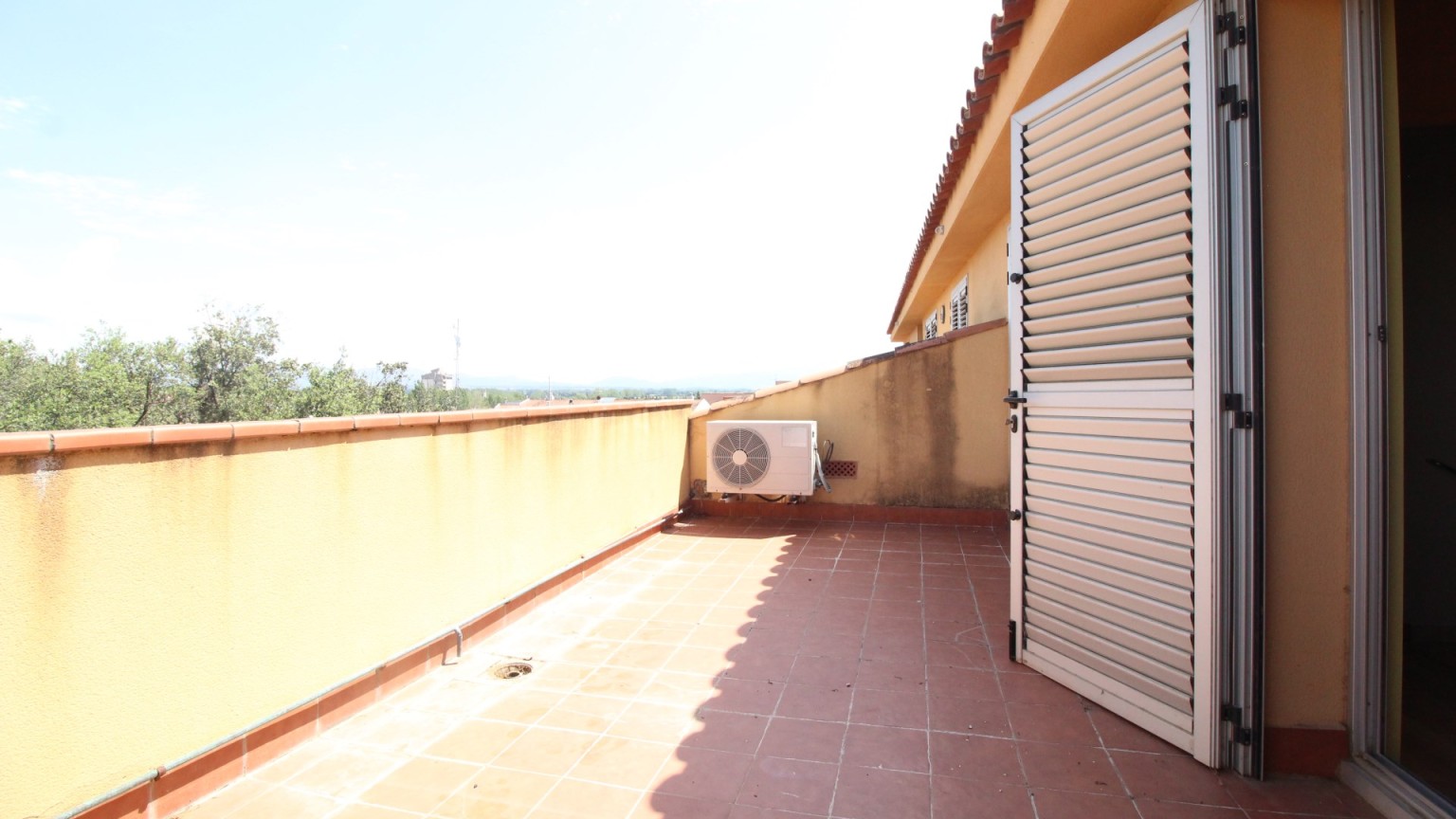 Spacieux duplex à vendre, situé au centre, moderne et fonctionnel, avec parking inclus, à Figueres