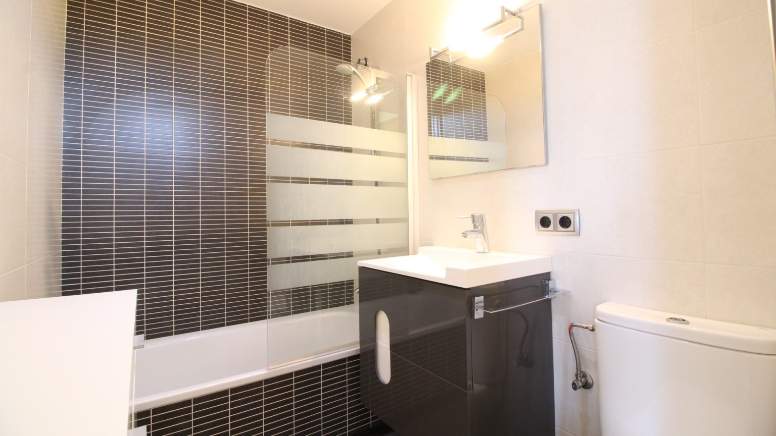 Spacieux duplex à vendre, situé au centre, moderne et fonctionnel, avec parking inclus, à Figueres
