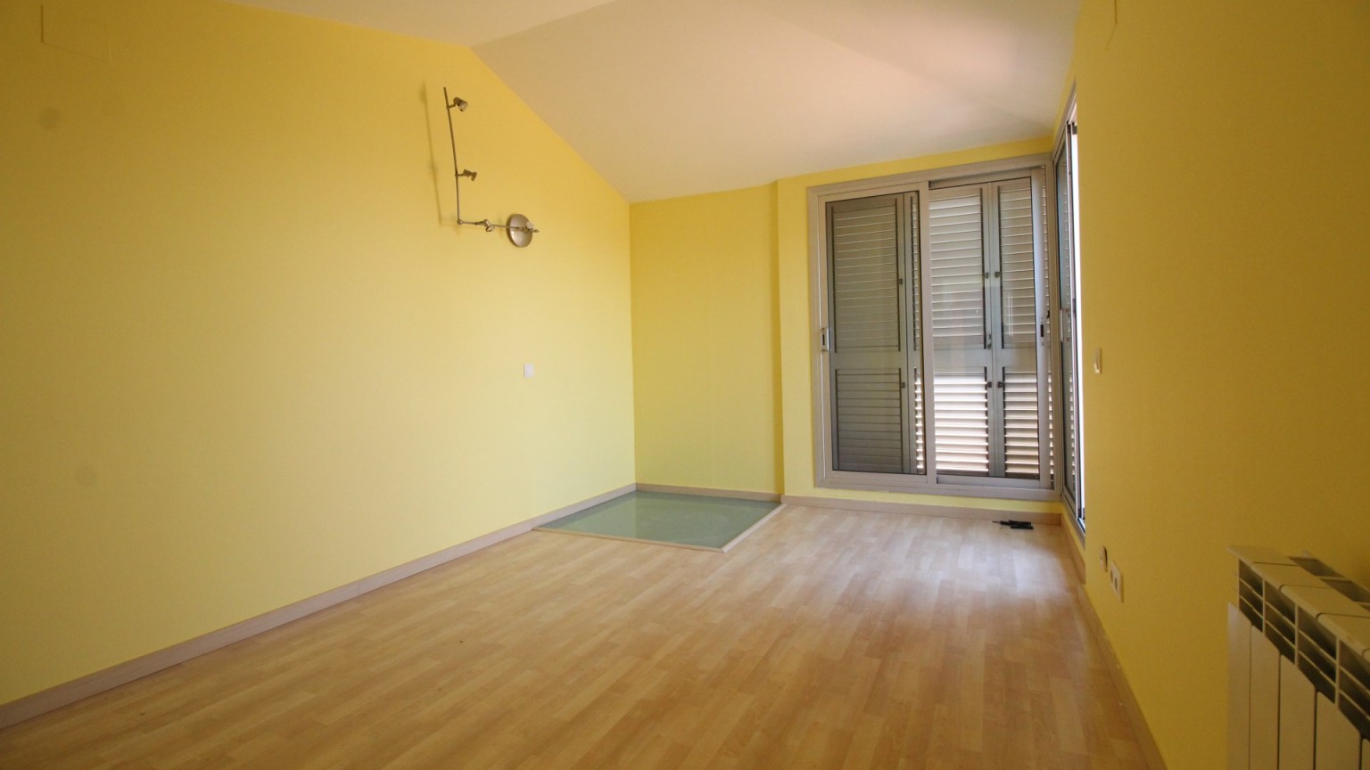 Spacieux duplex à vendre, situé au centre, moderne et fonctionnel, avec parking inclus, à Figueres