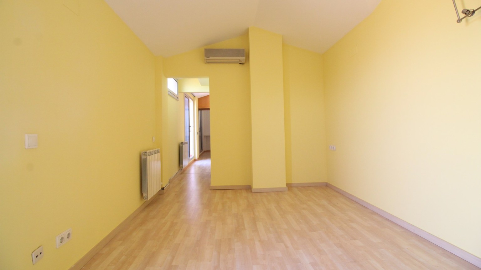 Spacieux duplex à vendre, situé au centre, moderne et fonctionnel, avec parking inclus, à Figueres