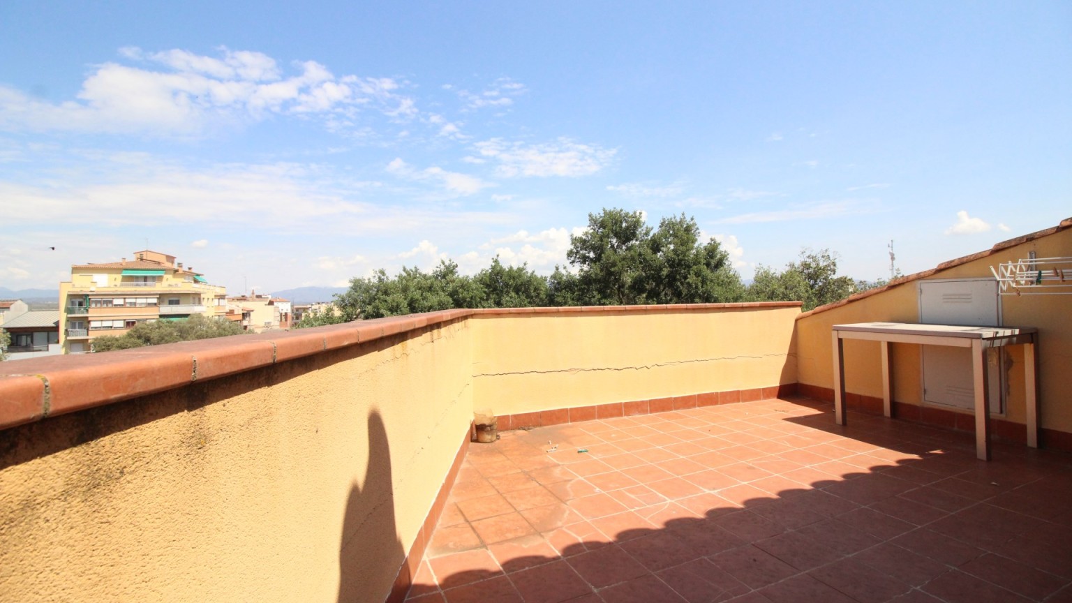 Spacieux duplex à vendre, situé au centre, moderne et fonctionnel, avec parking inclus, à Figueres